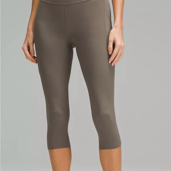 Fast and Free High-Rise Crop with Pockets 19" - Picture 2 of 2